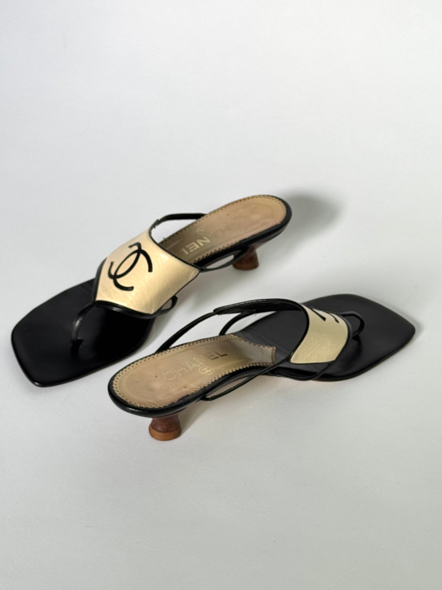 CHANEL (2000s) Leather Thong CC Sandals (IT38 / US8-8.5)