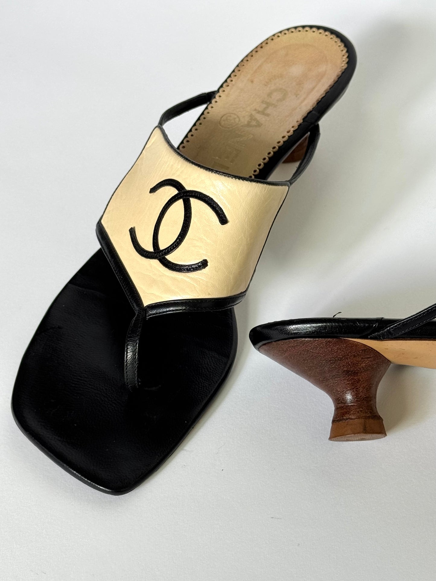 CHANEL (2000s) Leather Thong CC Sandals (IT38 / US8-8.5)