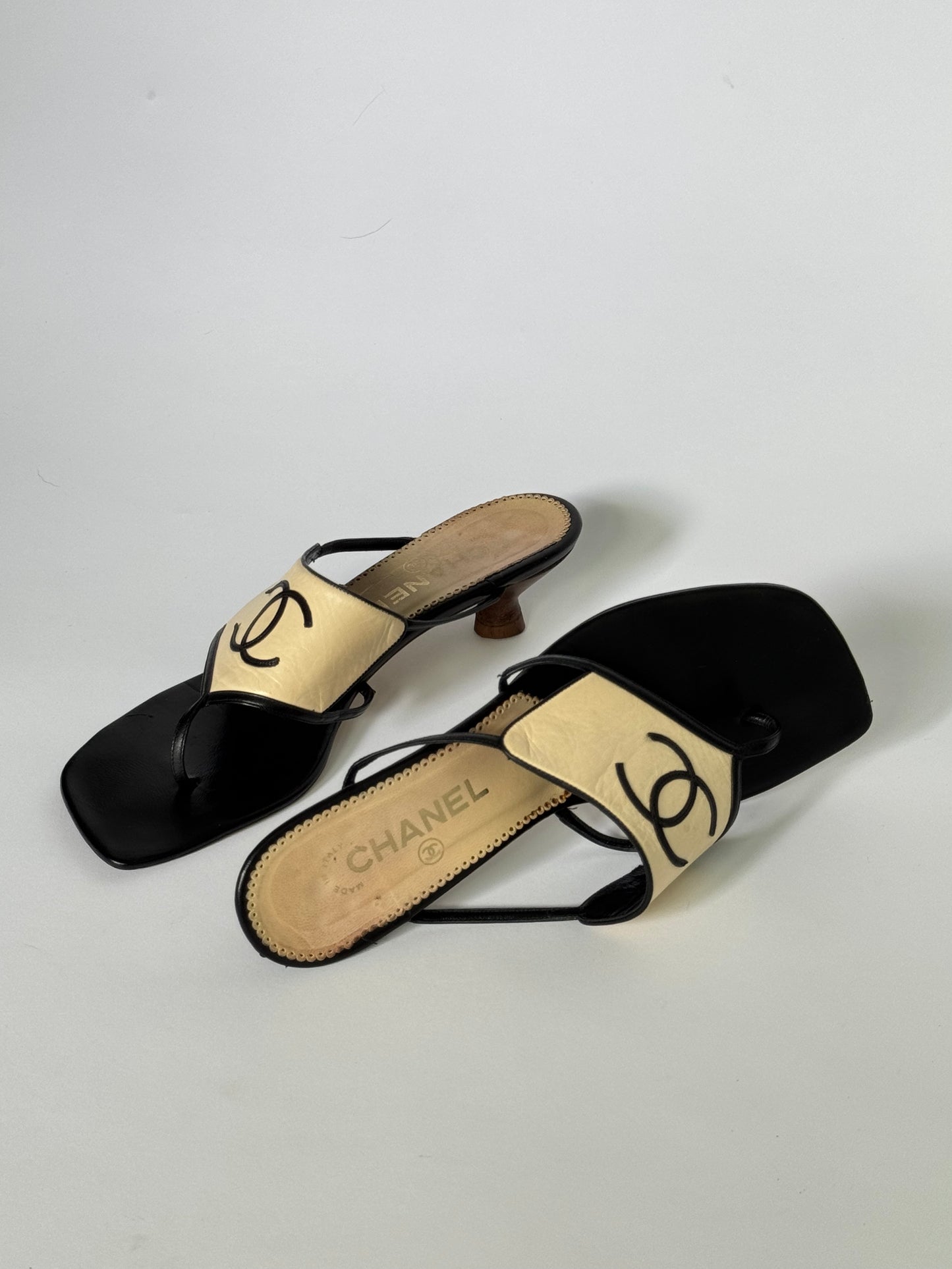 CHANEL (2000s) Leather Thong CC Sandals (IT38 / US8-8.5)