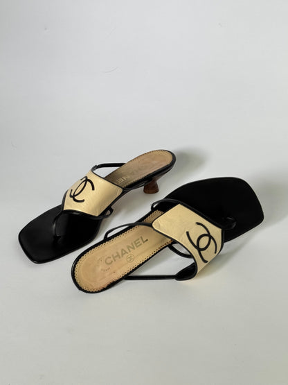 CHANEL (2000s) Leather Thong CC Sandals (IT38 / US8-8.5)