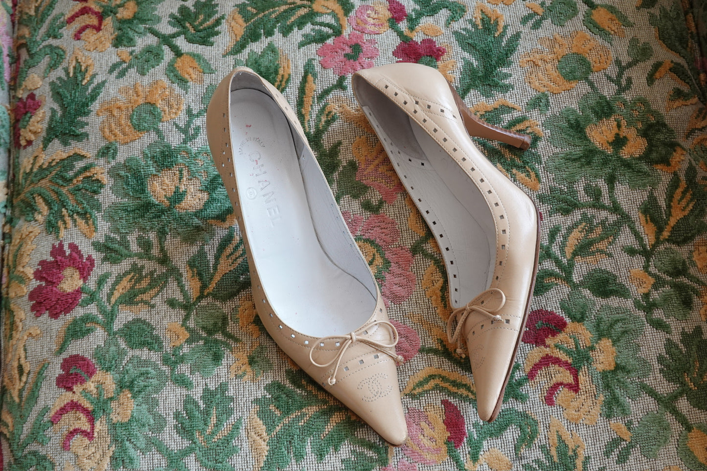 CHANEL Beige Bow CC Pumps (IT38 / US7-7.5)